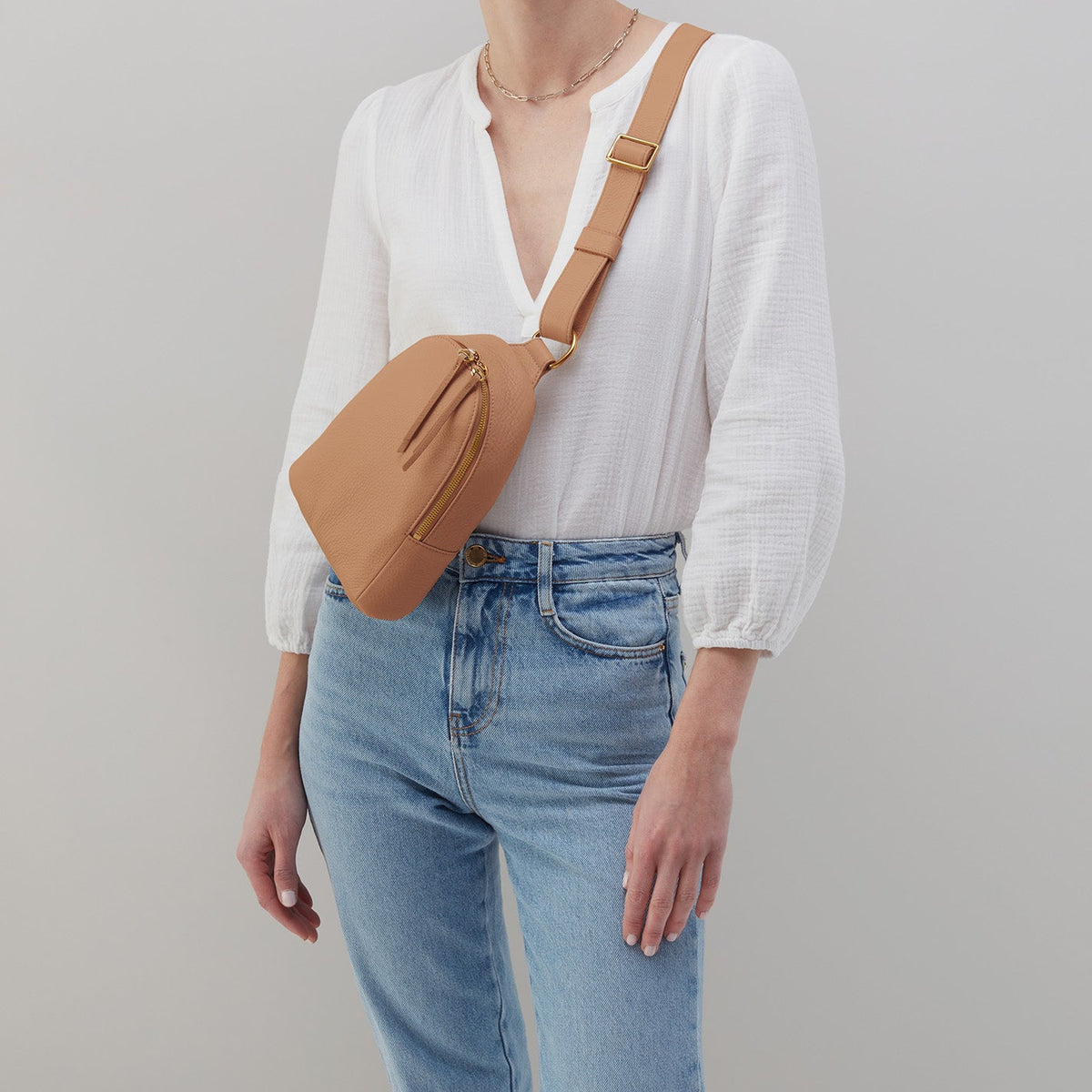 HOBO Recommended - Fern Sling In Pebbled Leather - Sandstorm