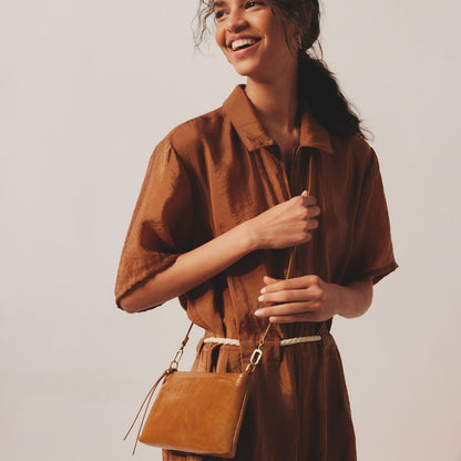 HOBO Everyday - Darcy Crossbody In Polished Leather - Truffle