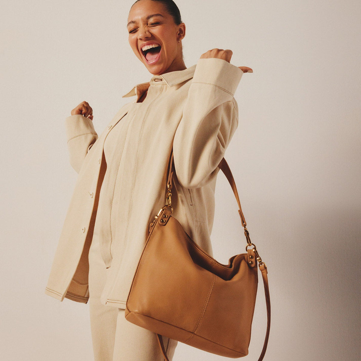 HOBO Trending - Pier Shoulder Bag In Pebbled Leather - Sandstorm