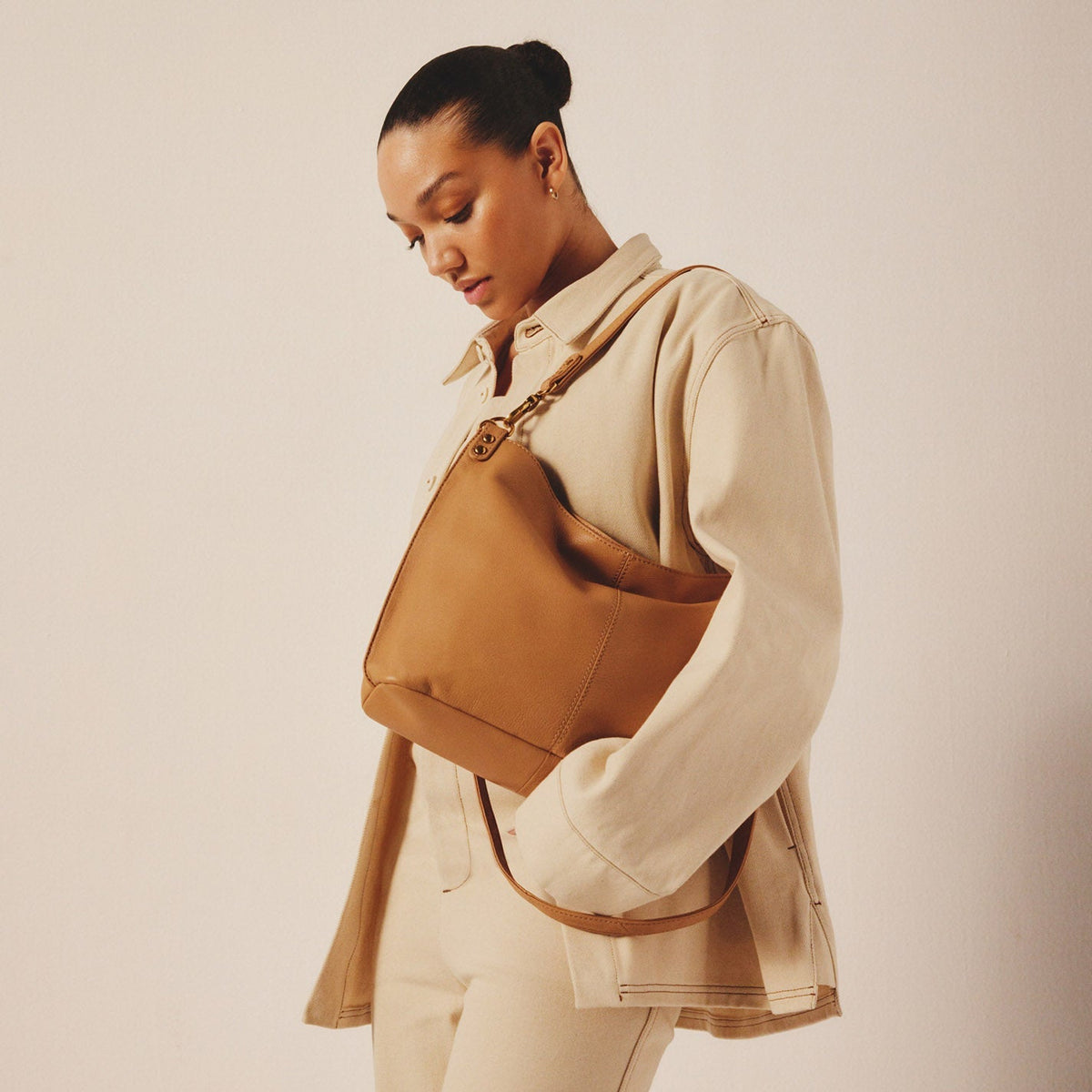 HOBO Trending - Pier Shoulder Bag In Pebbled Leather - Sandstorm