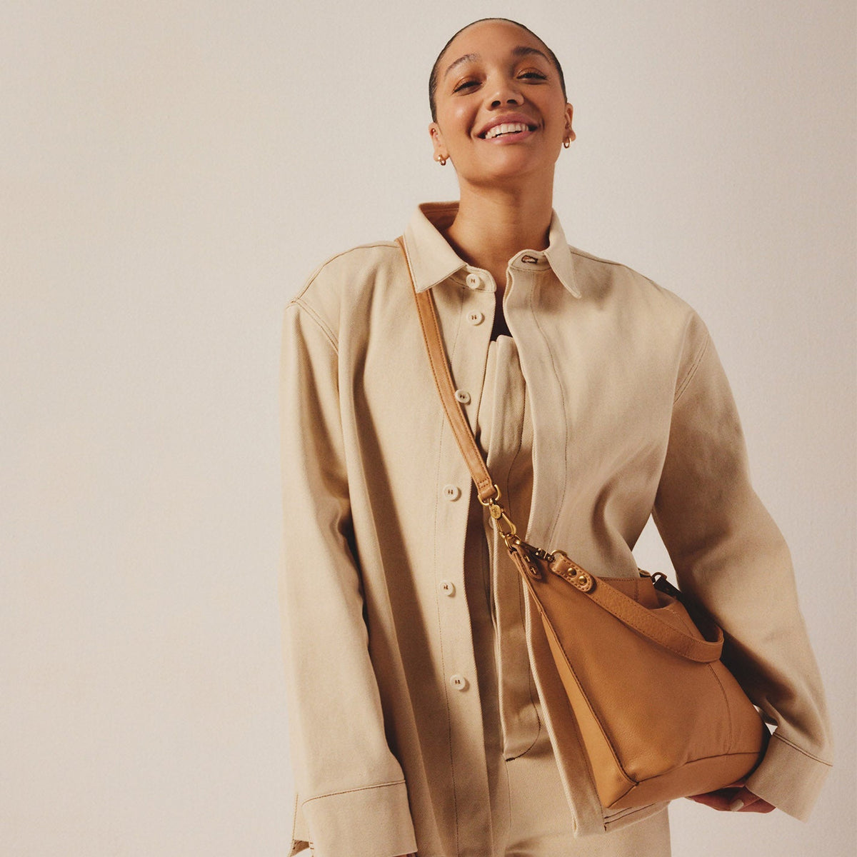HOBO Trending - Pier Shoulder Bag In Pebbled Leather - Sandstorm