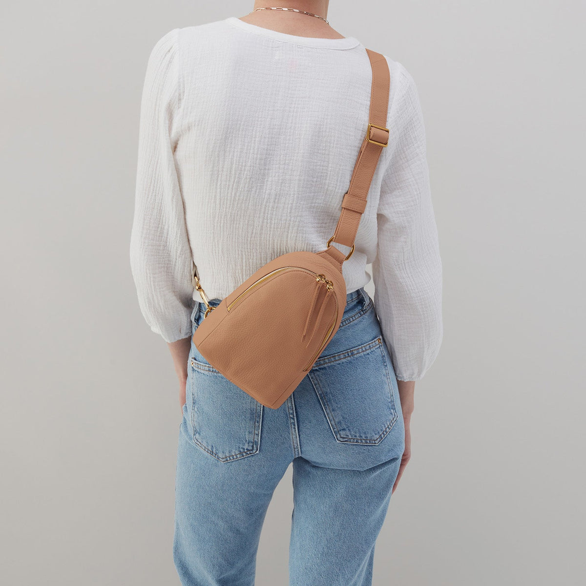 HOBO Recommended - Fern Sling In Pebbled Leather - Sandstorm