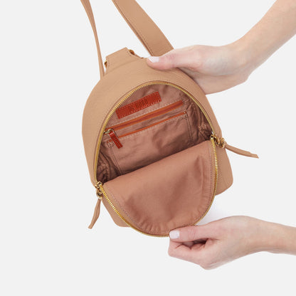 HOBO Recommended - Fern Sling In Pebbled Leather - Sandstorm
