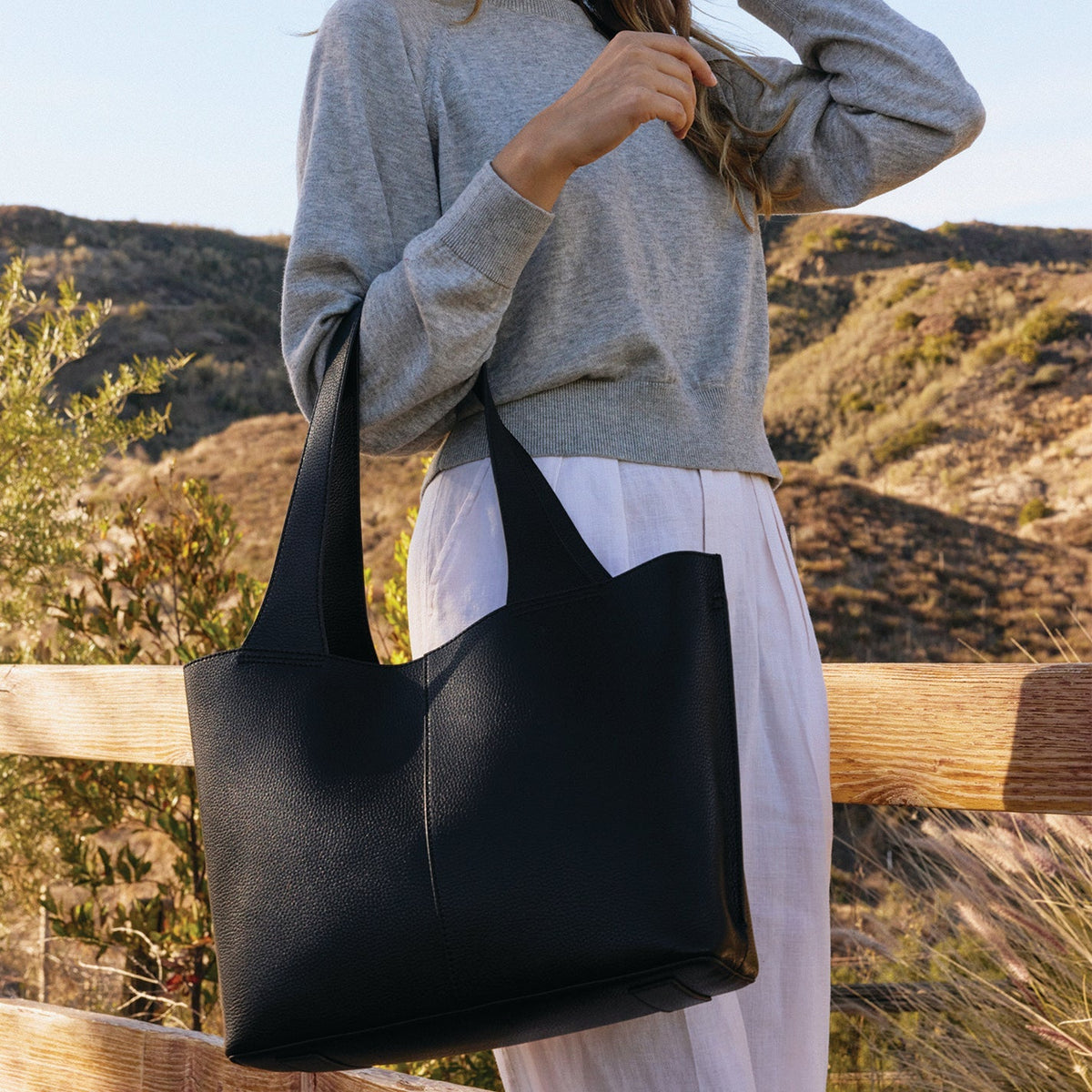 HOBO Essential - Vida Tote in Micro Pebbled Leather - Black