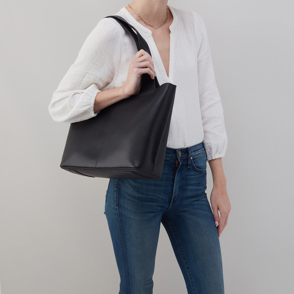 HOBO Essential - Vida Tote in Micro Pebbled Leather - Black