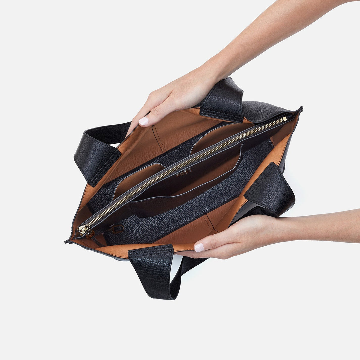 HOBO Essential - Vida Tote in Micro Pebbled Leather - Black