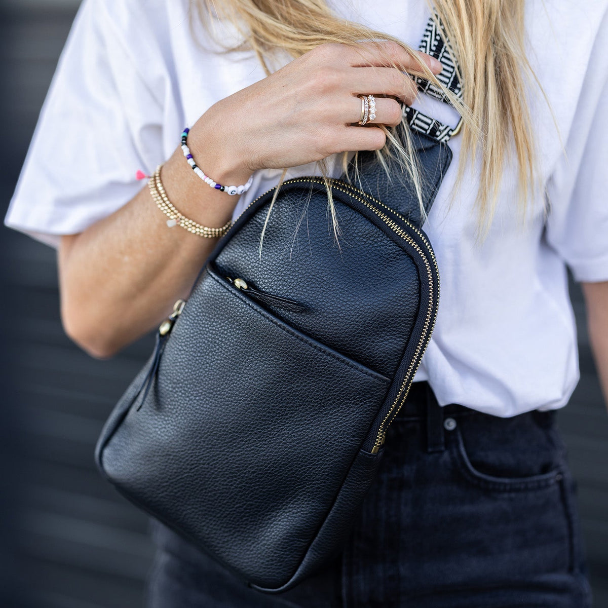 HOBO Signature - Cass Sling In Pebbled Leather - Sapphire