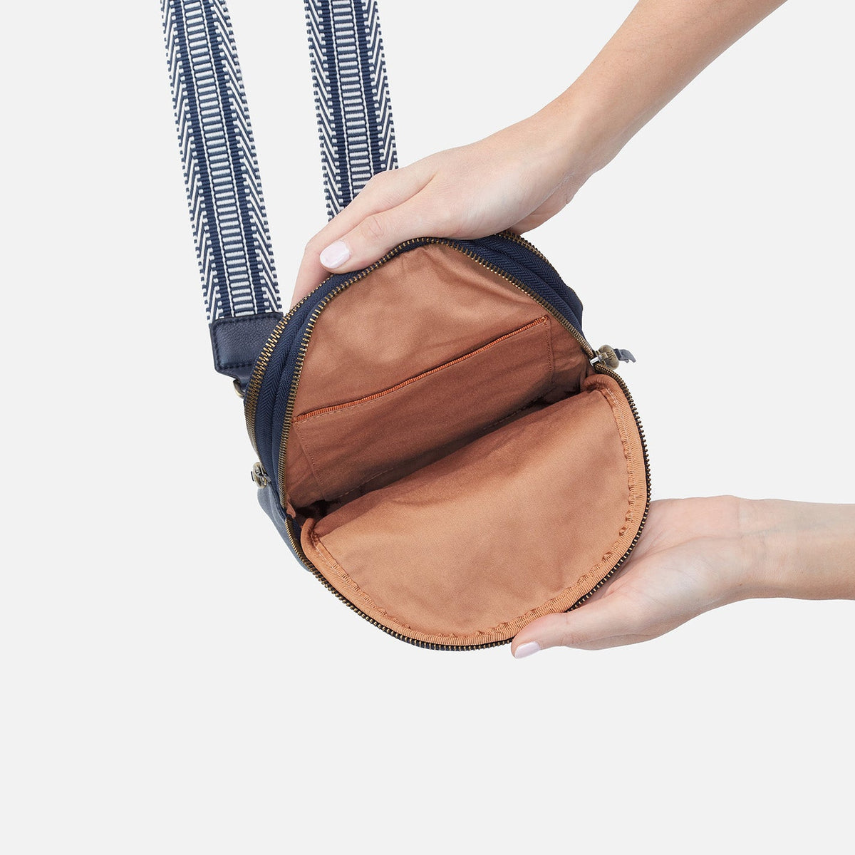 HOBO Signature - Cass Sling In Pebbled Leather - Sapphire