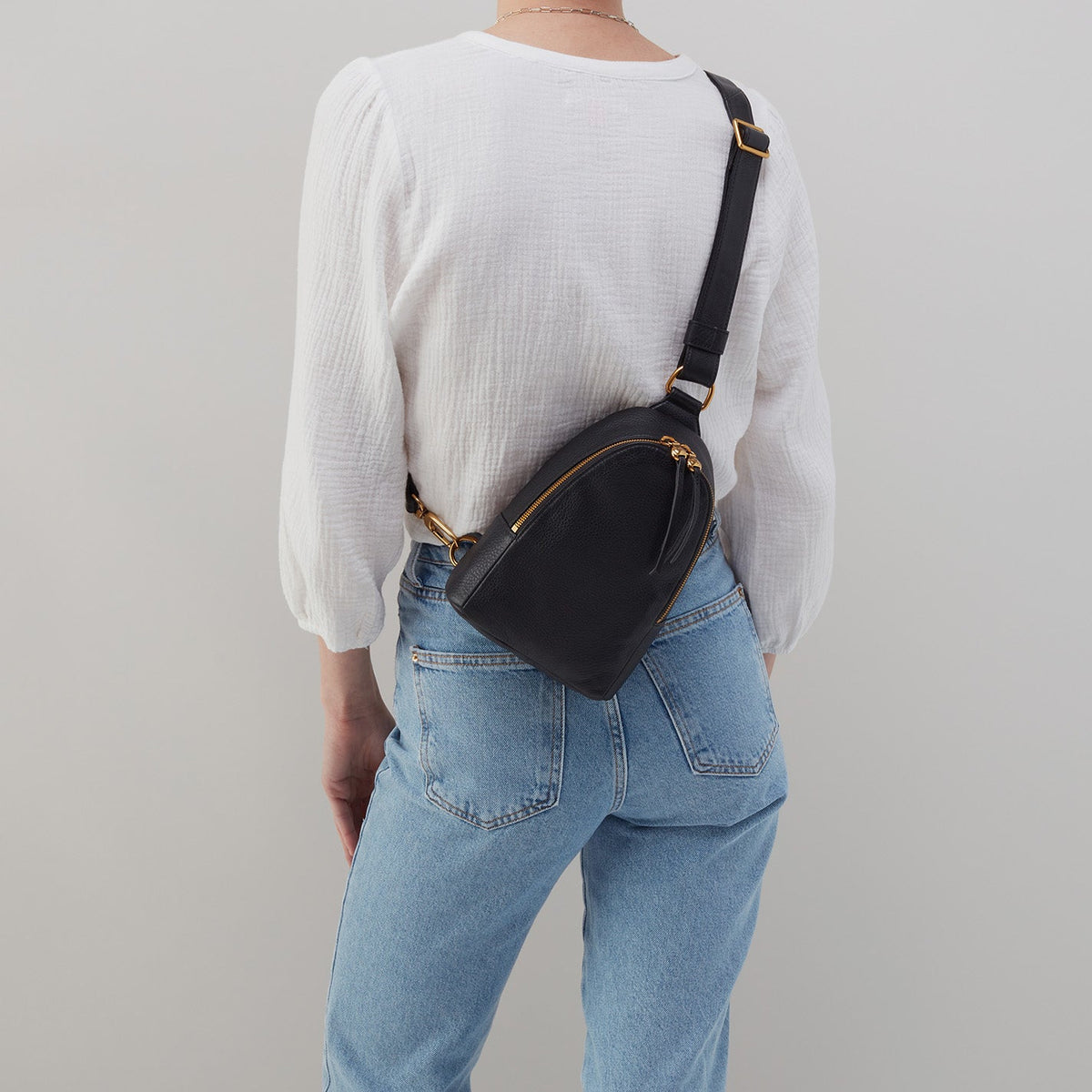 HOBO Recommended - Fern Sling In Pebbled Leather - Taupe