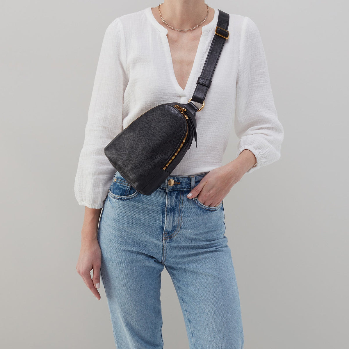 HOBO Recommended - Fern Sling In Pebbled Leather - Taupe