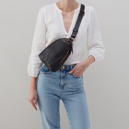 HOBO Recommended - Fern Sling In Pebbled Leather - Taupe