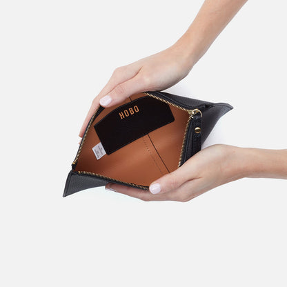 HOBO Best Price - Vida Large Pouch in Micro Pebbled Leather - Black