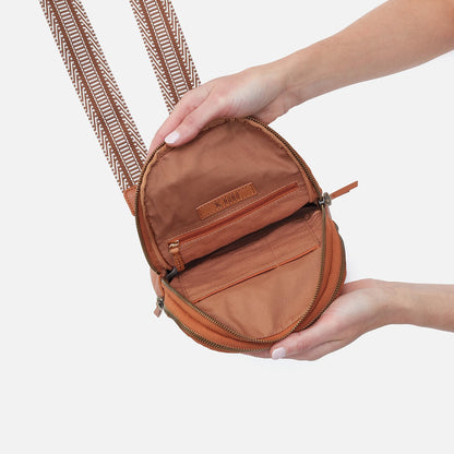 HOBO Best Price - Cass Sling In Pebbled Leather - Butterscotch