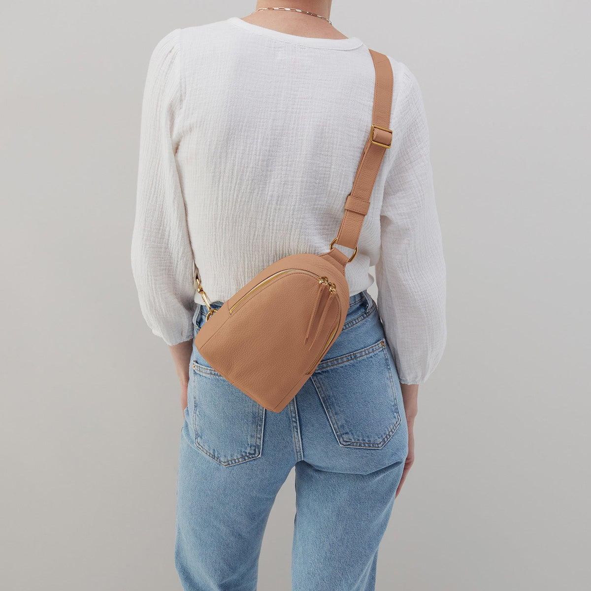 HOBO Essential - Fern Sling In Pebbled Leather - Red Clay