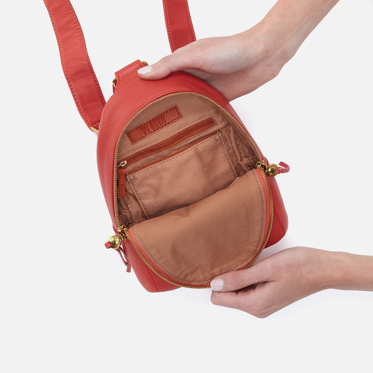 HOBO Essential - Fern Sling In Pebbled Leather - Red Clay