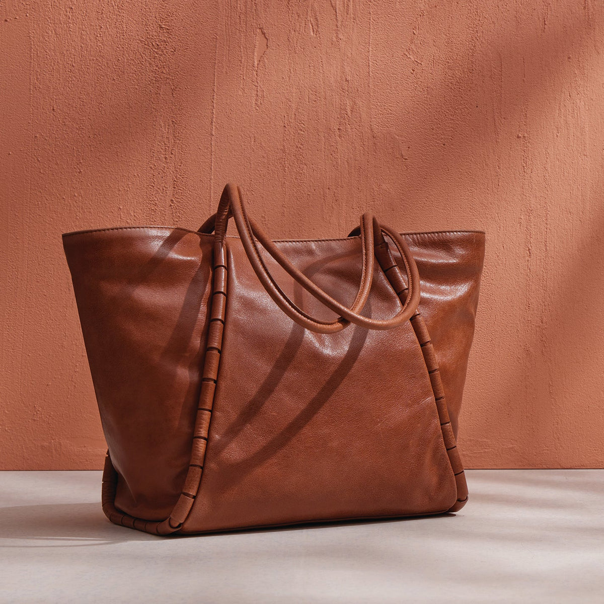 HOBO Recommended - Phoebe Tote In Smooth Leather - Saddle