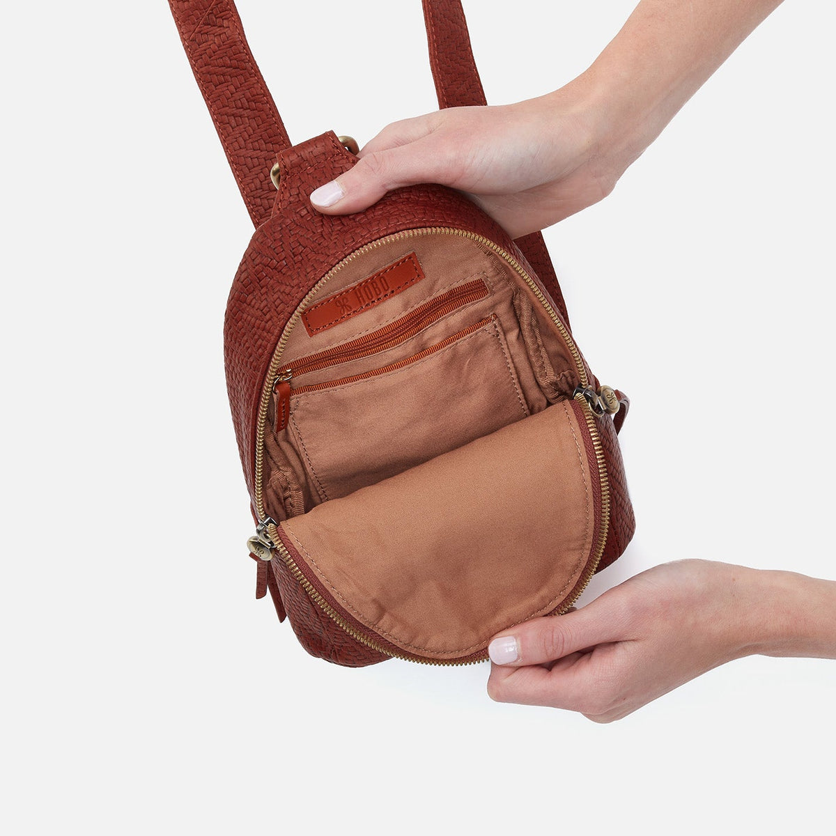 HOBO Trending - Fern Sling In Soft Embossed Leather - Tuscan Brown