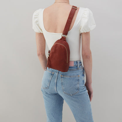 HOBO Trending - Fern Sling In Soft Embossed Leather - Tuscan Brown