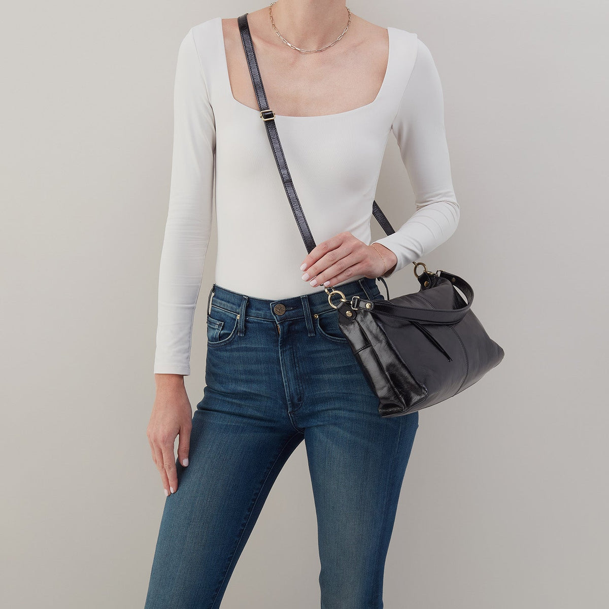 HOBO Classic - Avon Shoulder Bag In Polished Leather - Black