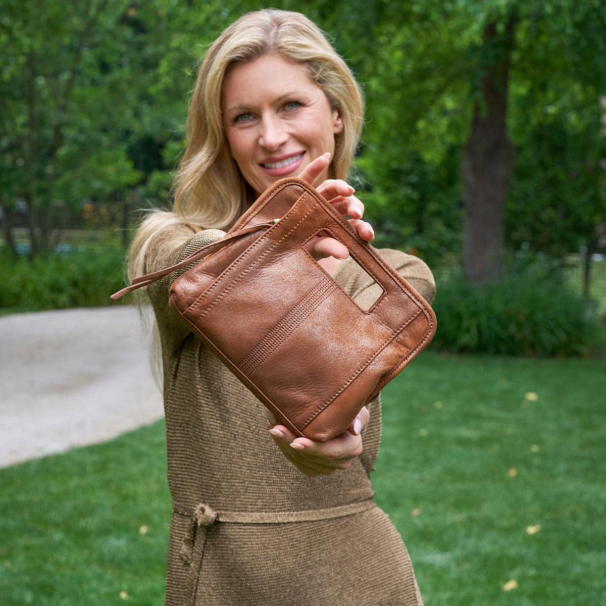 HOBO Best Price - Ace Clutch In Metallic Leather - Patina