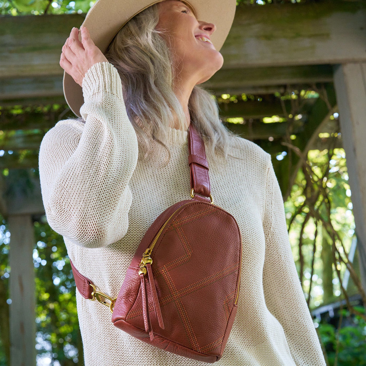 HOBO Top Pick - Fern Sling In Pebbled Leather - Rust