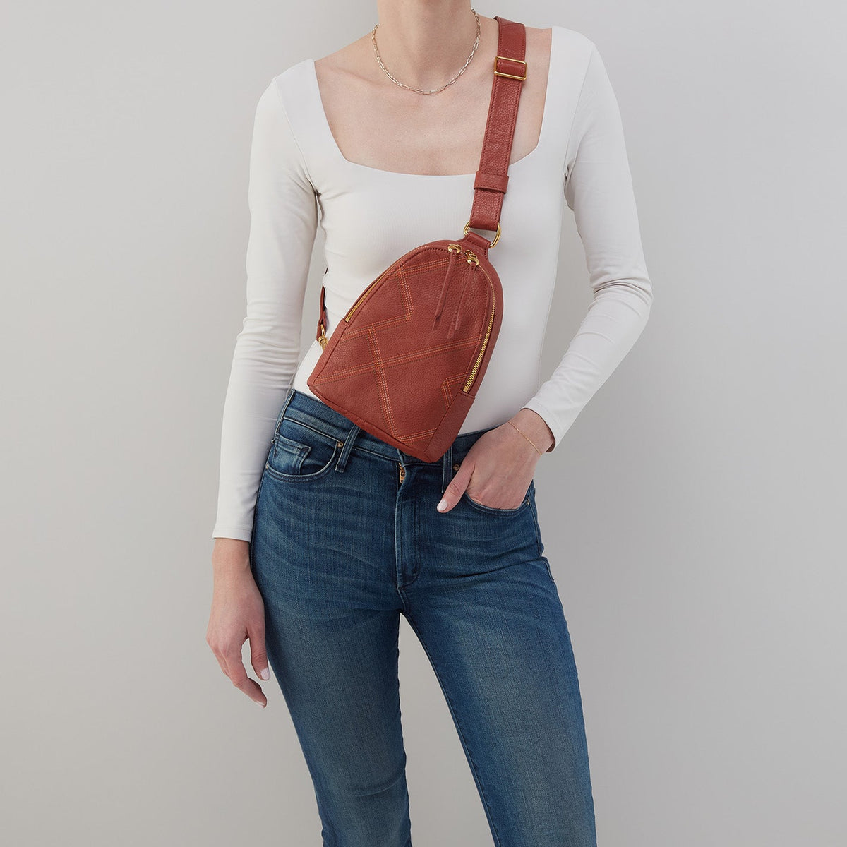 HOBO Top Pick - Fern Sling In Pebbled Leather - Rust