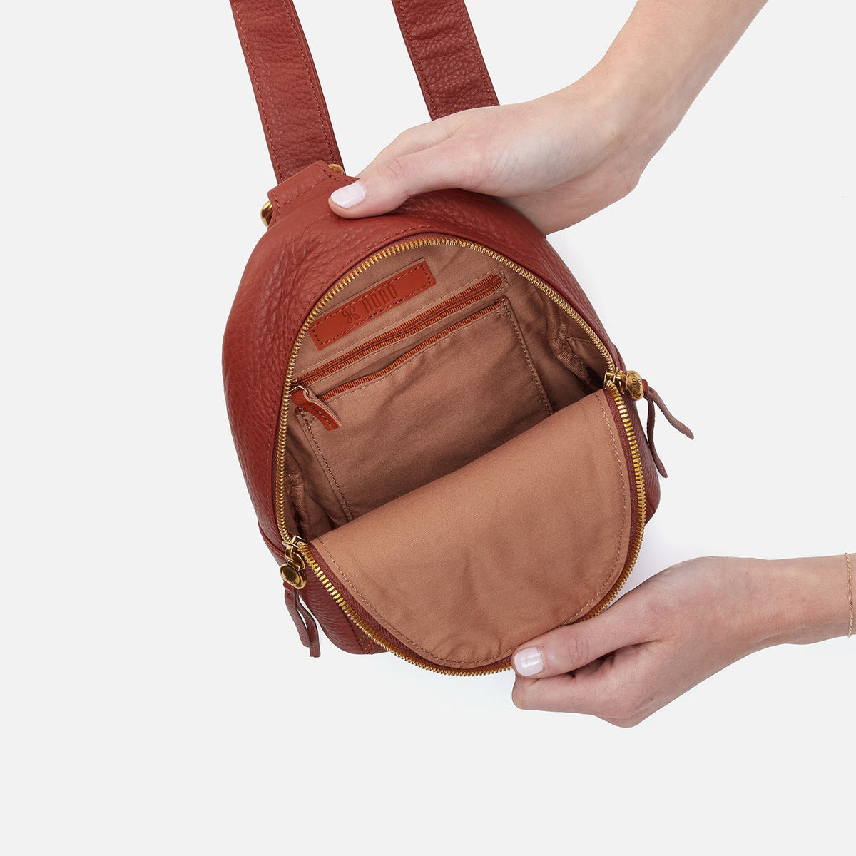HOBO Top Pick - Fern Sling In Pebbled Leather - Rust