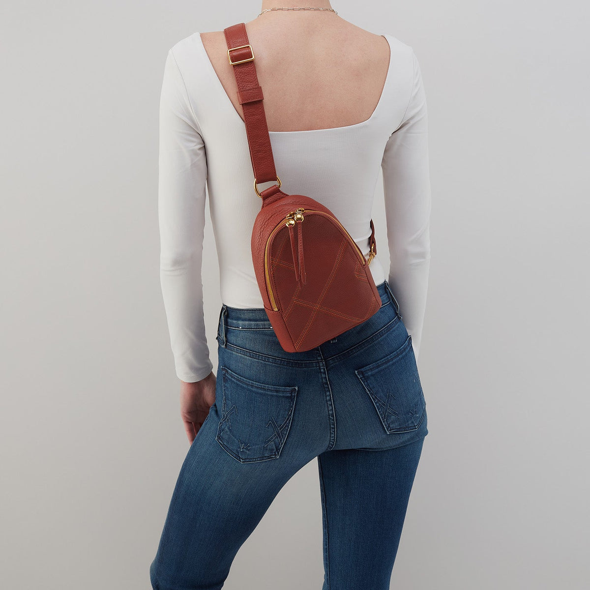 HOBO Top Pick - Fern Sling In Pebbled Leather - Rust
