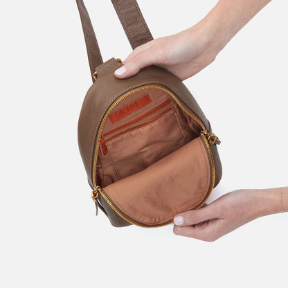 HOBO Trending - Fern Sling In Pebbled Leather - Dark Elm