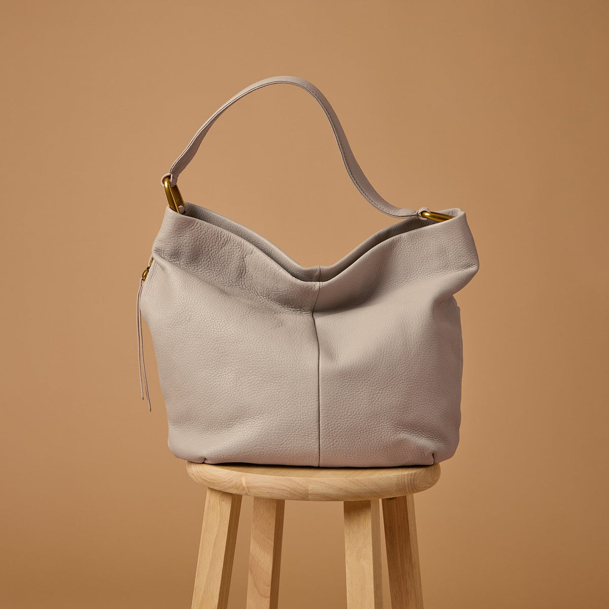 HOBO Top Pick - Harley Hobo In Pebbled Leather - Taupe