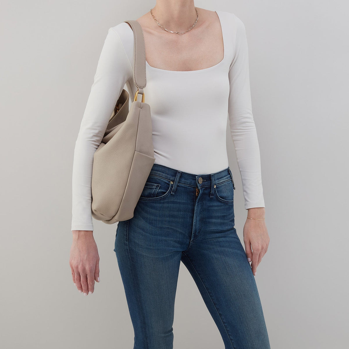 HOBO Top Pick - Harley Hobo In Pebbled Leather - Taupe