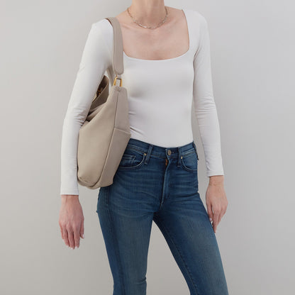 HOBO Top Pick - Harley Hobo In Pebbled Leather - Taupe