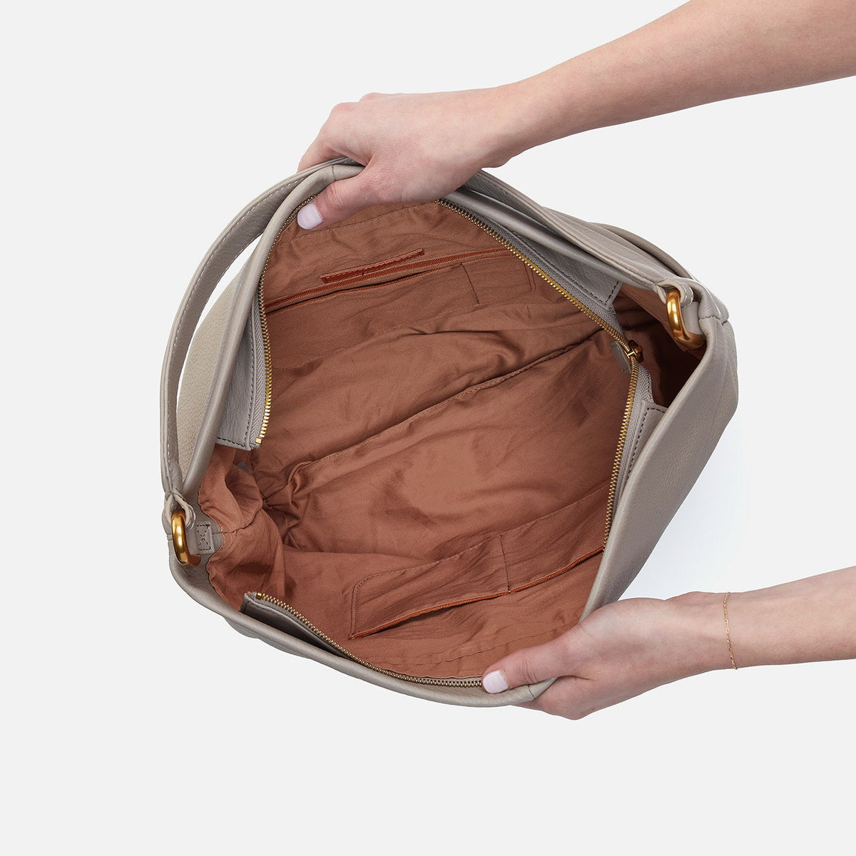 HOBO Top Pick - Harley Hobo In Pebbled Leather - Taupe