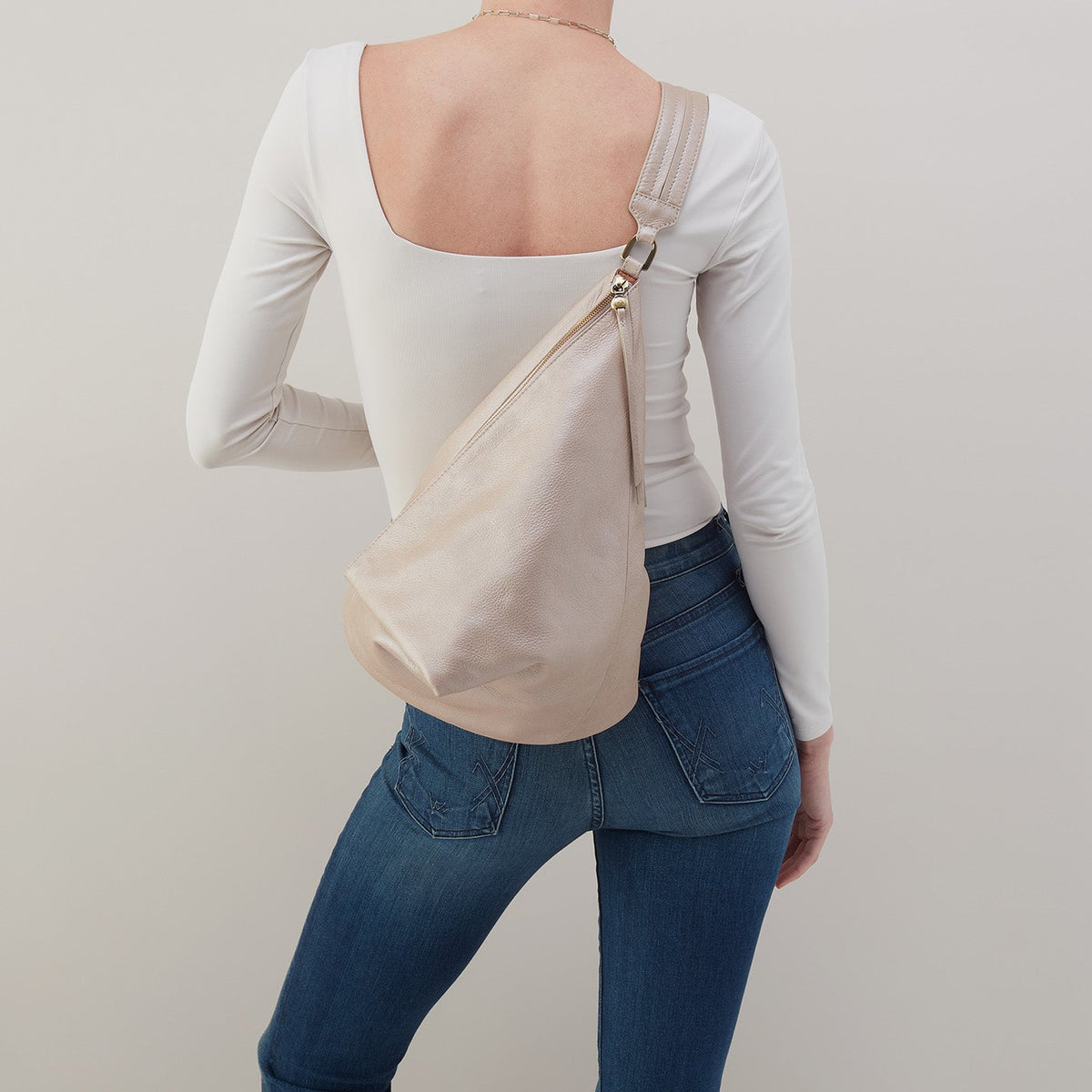 HOBO Great Value - Sway Convertible Sling In Pebbled Metallic Leather - Grey Mist