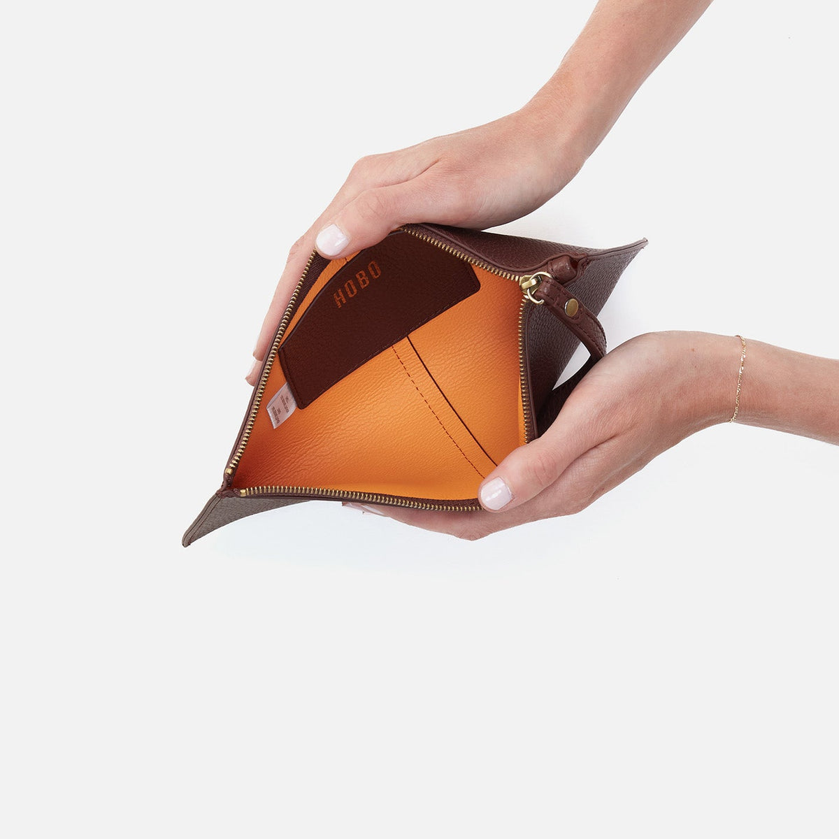 HOBO Classic - Vida Large Pouch in Micro Pebbled Leather - Chocolate