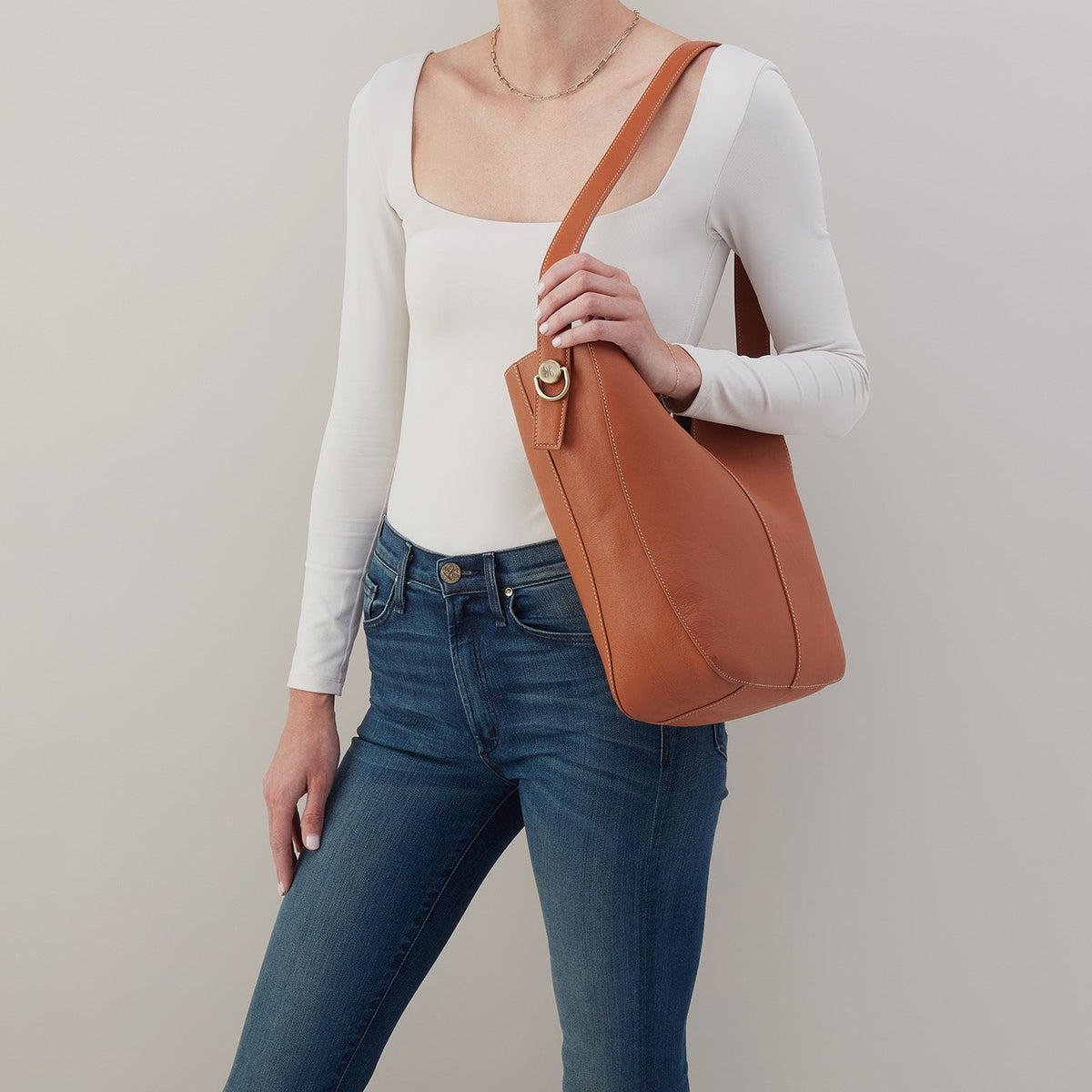 HOBO Featured - Camden Shoulder Bag In Smooth Leather - Burnished Caramel