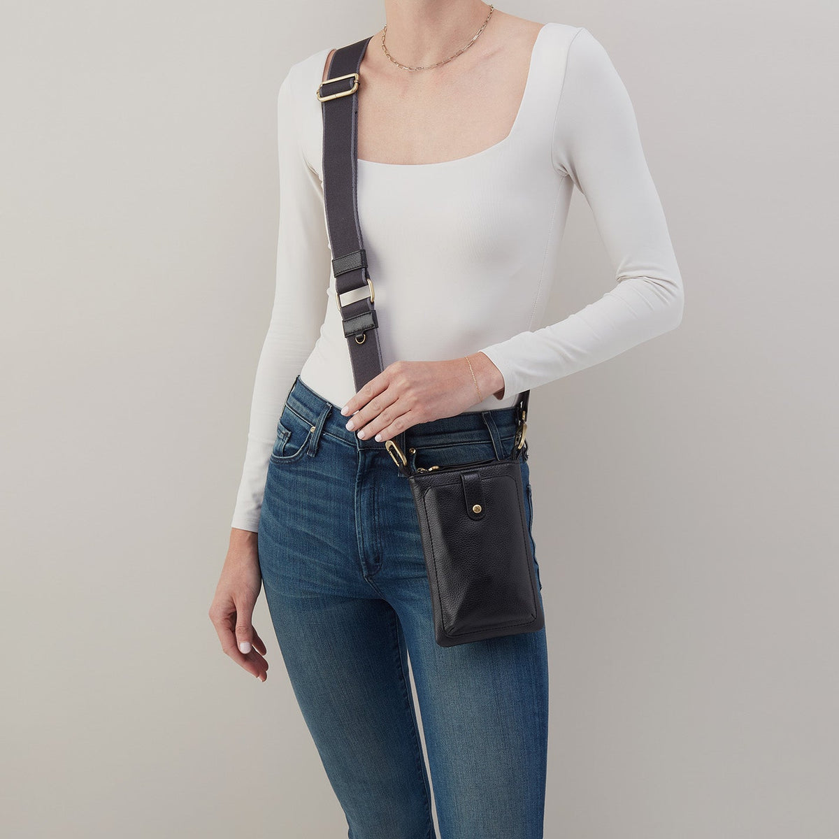 HOBO Value - Cass Phone Crossbody In Pebbled Leather - Black