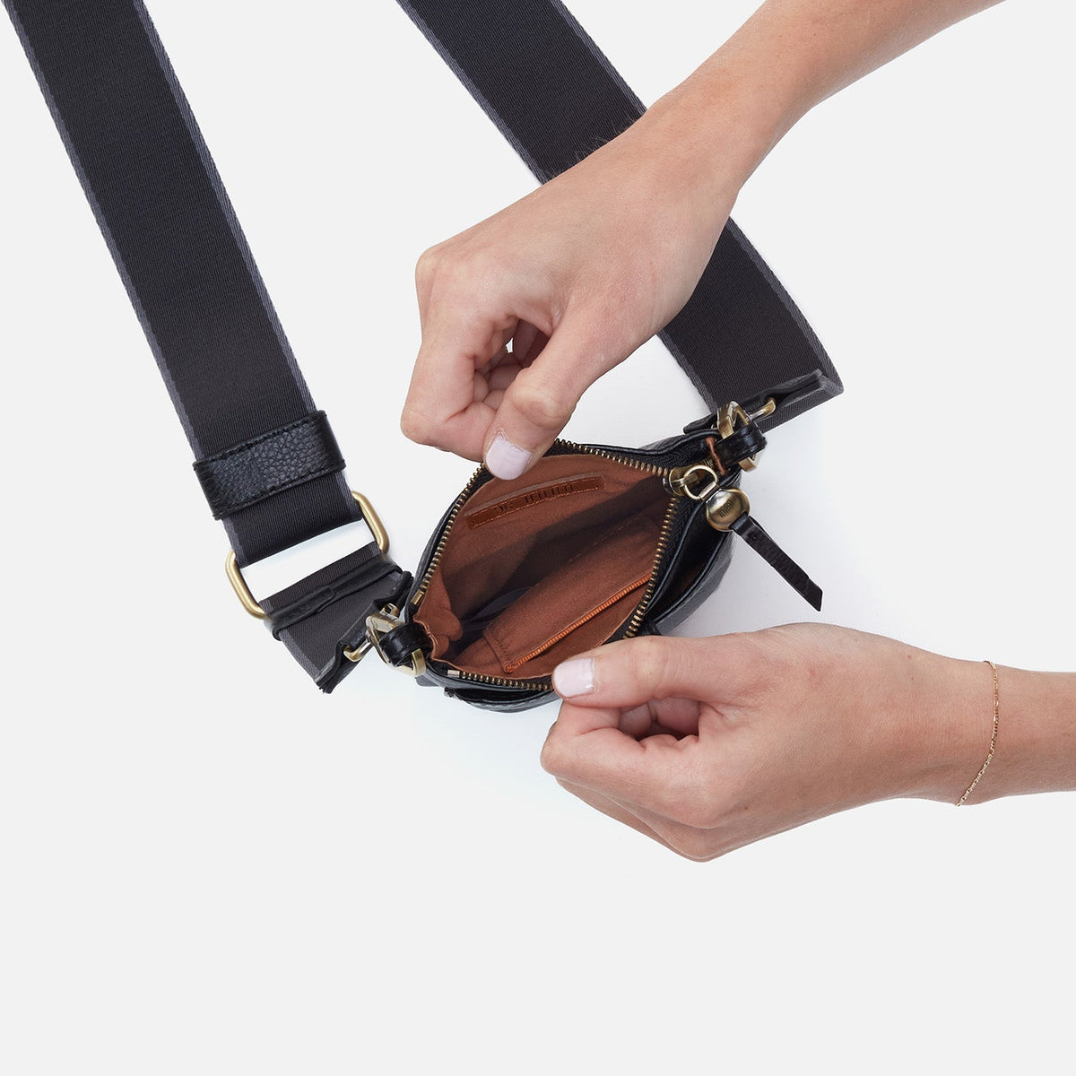 HOBO Value - Cass Phone Crossbody In Pebbled Leather - Black