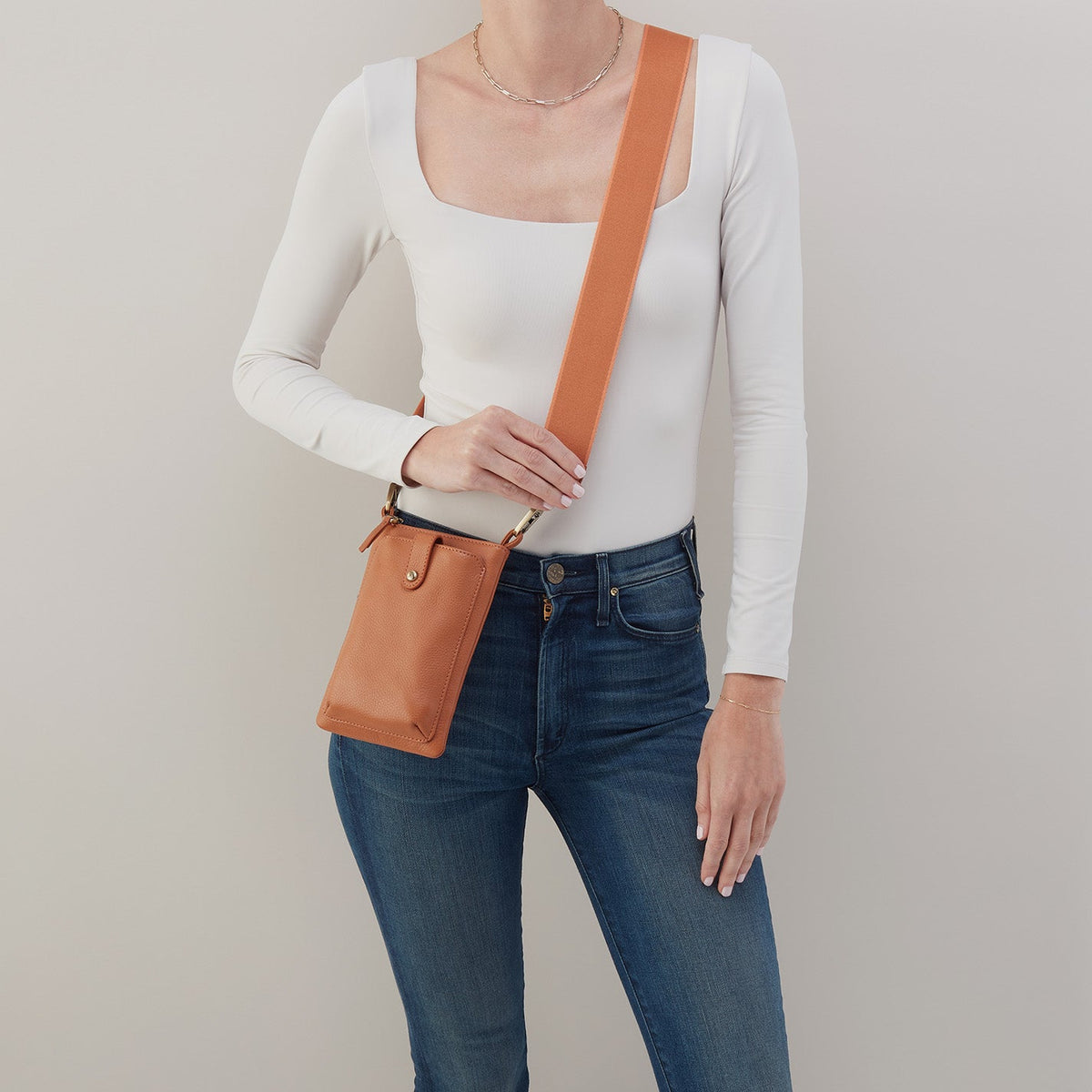 HOBO Great Value - Cass Phone Crossbody In Pebbled Leather - Butterscotch