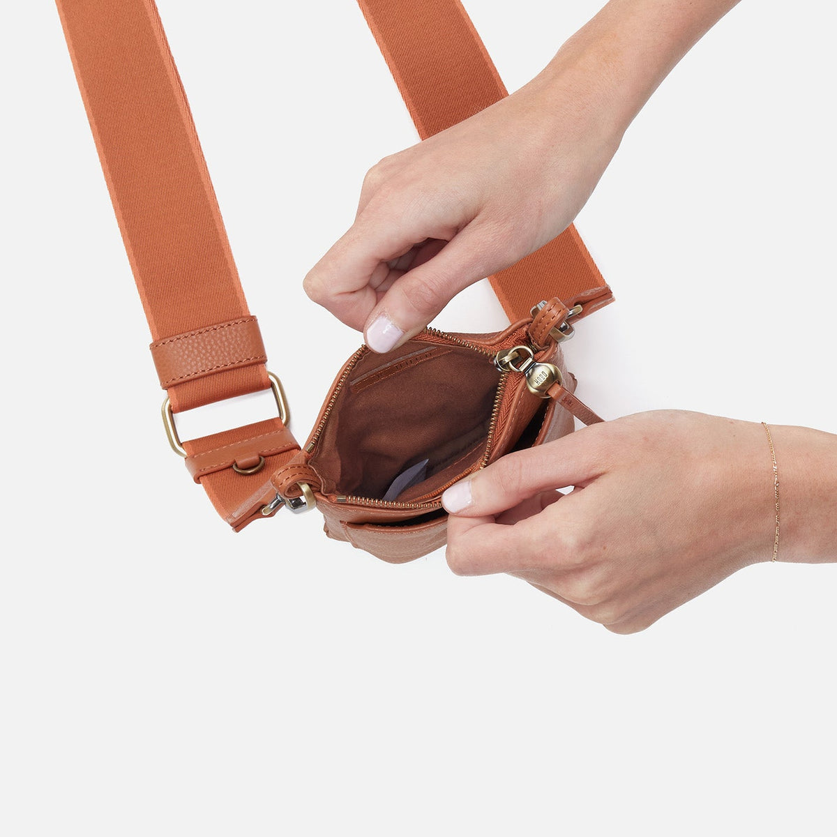 HOBO Great Value - Cass Phone Crossbody In Pebbled Leather - Butterscotch