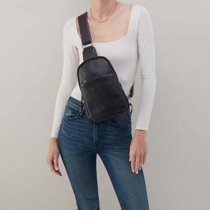 HOBO Essential - Cass Sling In Pebbled Leather - Black