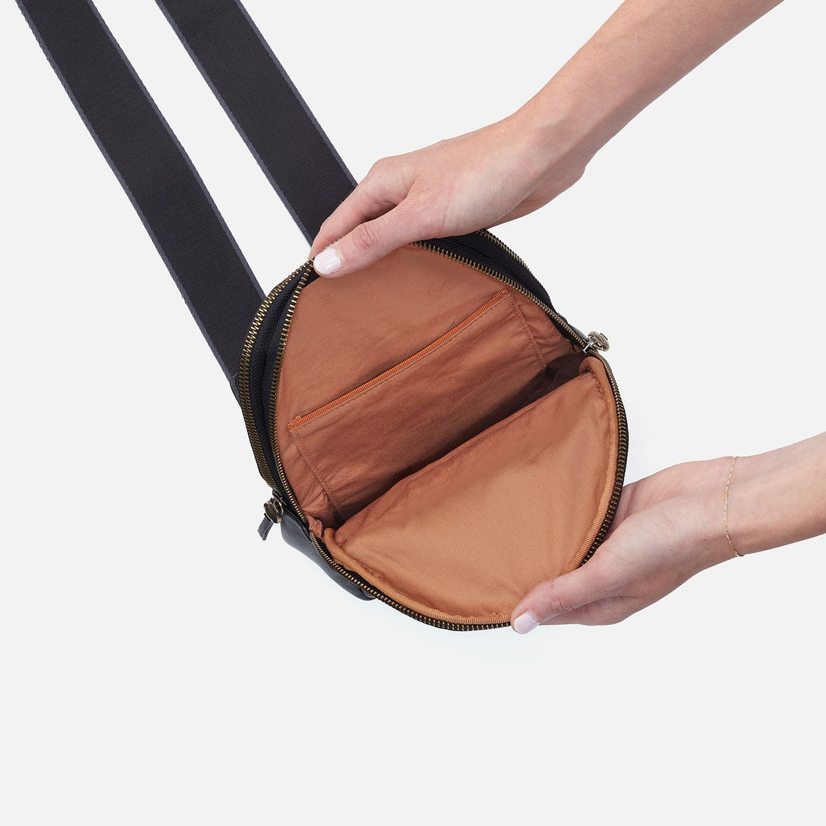 HOBO Essential - Cass Sling In Pebbled Leather - Black
