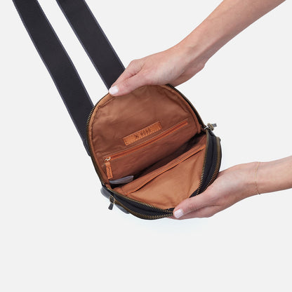 HOBO Essential - Cass Sling In Pebbled Leather - Black