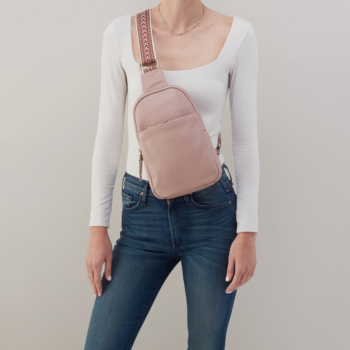 HOBO Smart Buy - Cass Sling In Pebbled Leather - Blush
