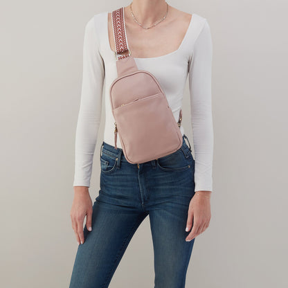 HOBO Smart Buy - Cass Sling In Pebbled Leather - Blush
