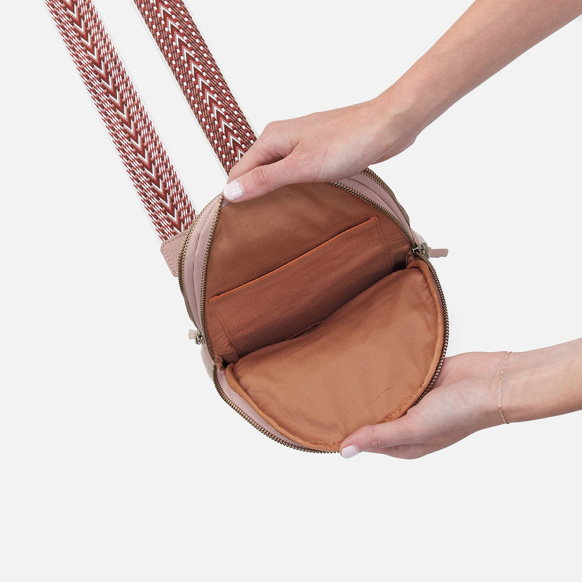 HOBO Smart Buy - Cass Sling In Pebbled Leather - Blush
