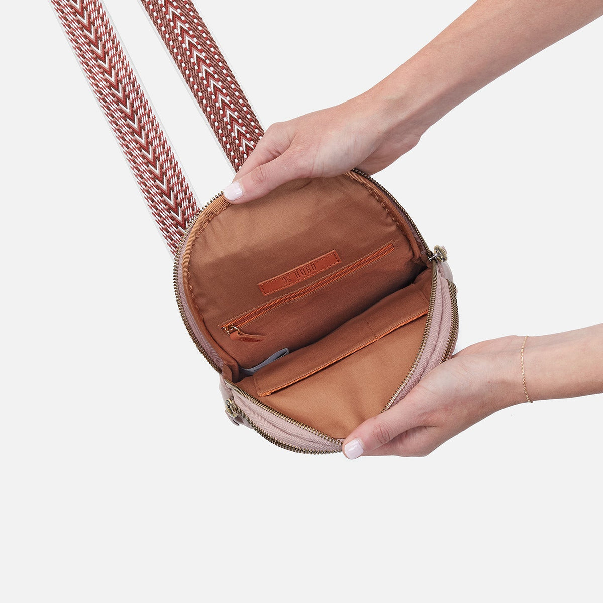 HOBO Smart Buy - Cass Sling In Pebbled Leather - Blush