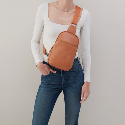 HOBO Premium - Cass Sling In Pebbled Leather - Butterscotch