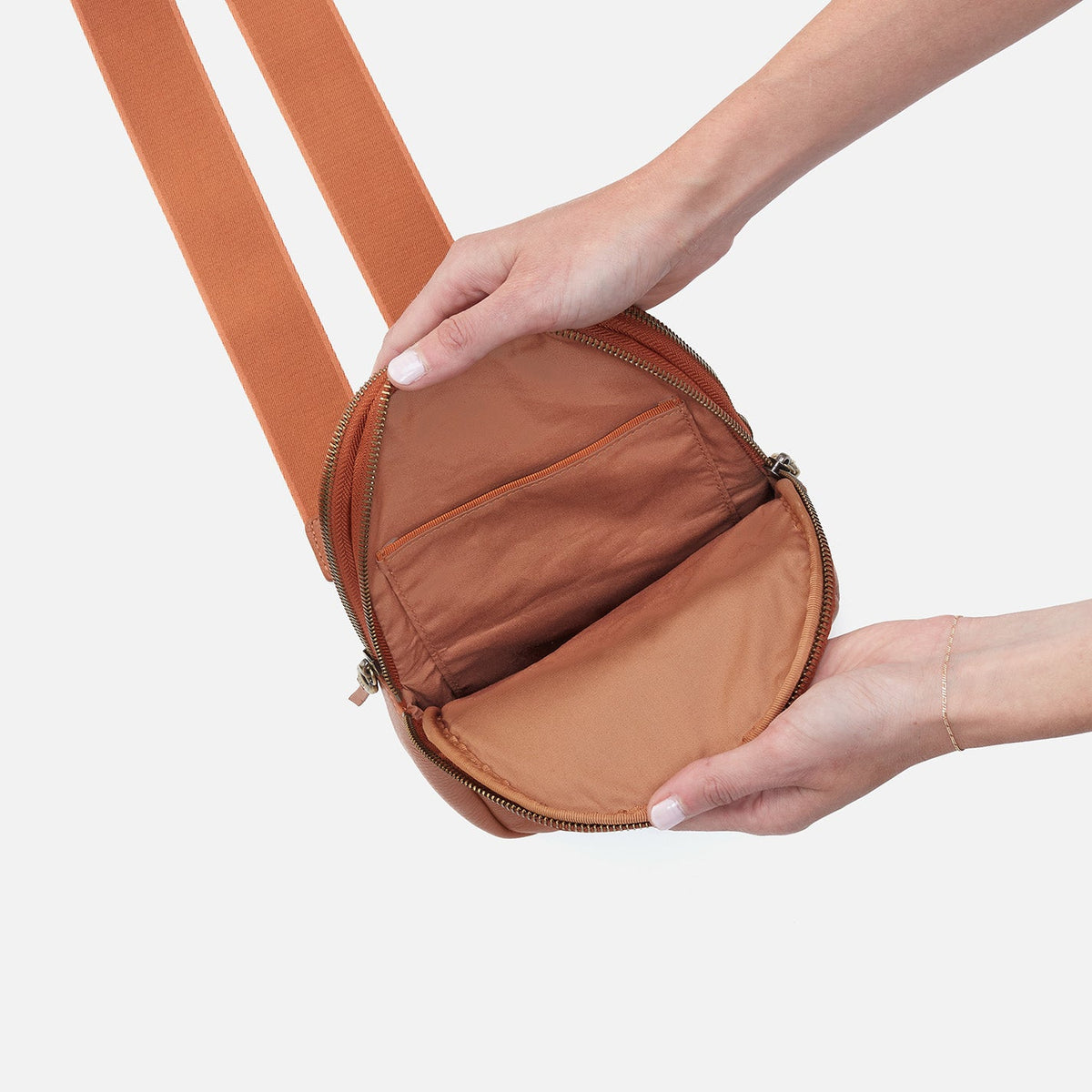 HOBO Premium - Cass Sling In Pebbled Leather - Butterscotch