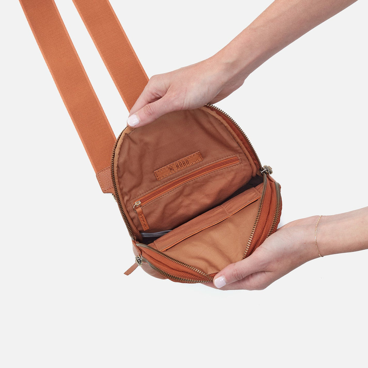 HOBO Premium - Cass Sling In Pebbled Leather - Butterscotch
